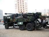 Camión equipado con un sistema de artillería Nexter obús CAESAR 6x6 de 152 x 52 mm adaptado a tener colores intercambiables primario y secundario y con luces adaptadas